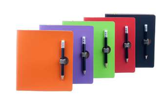 Pieni Slim -vihko Private Case punainen, kynällä